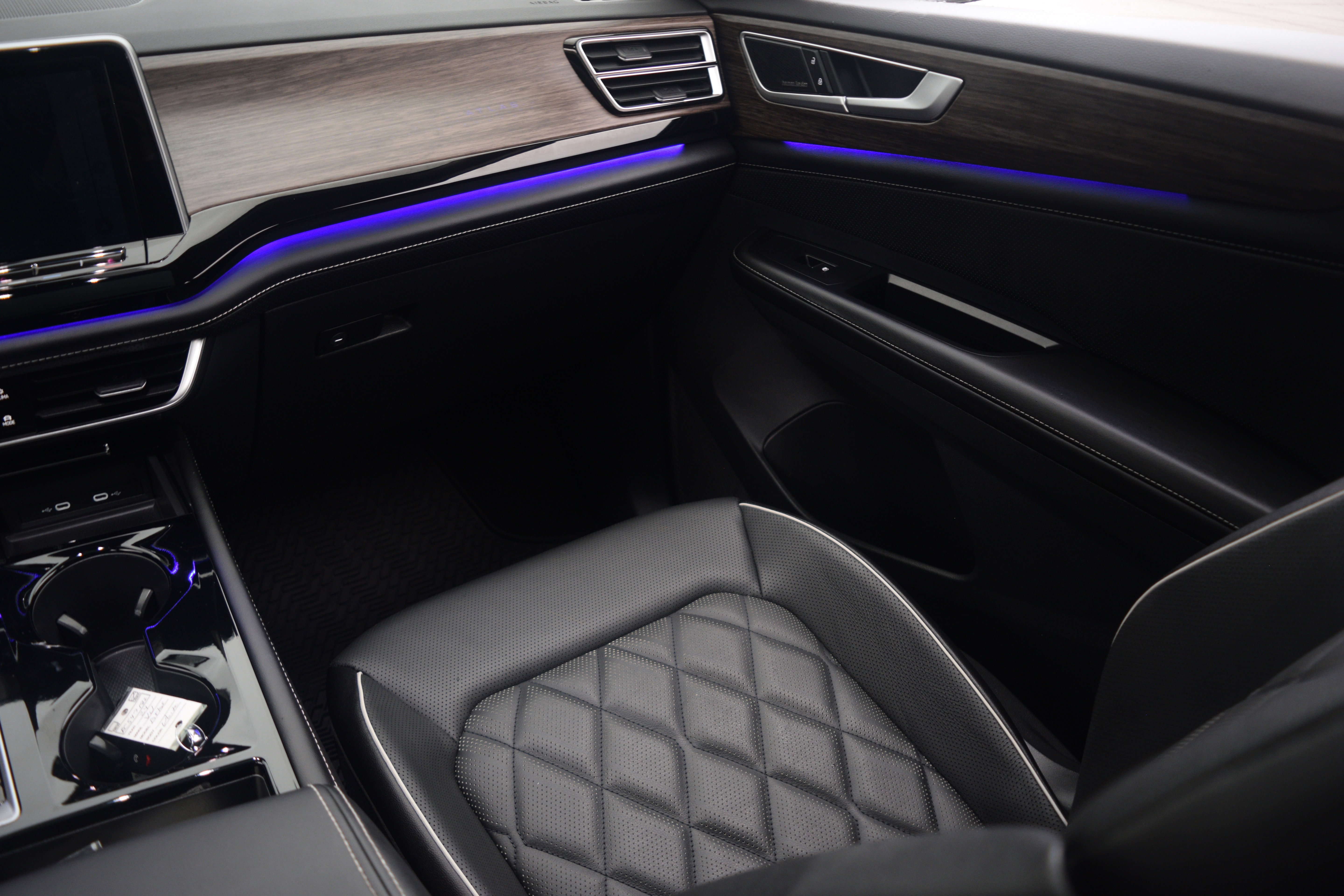 Used 2024 Volkswagen Atlas SEL Premium R-Line image 15