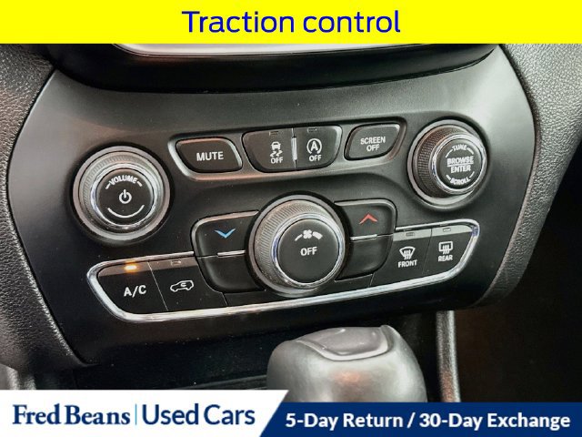 Used 2019 Jeep Cherokee Latitude Plus w/ Cold Weather Group AWD/4WD image 19