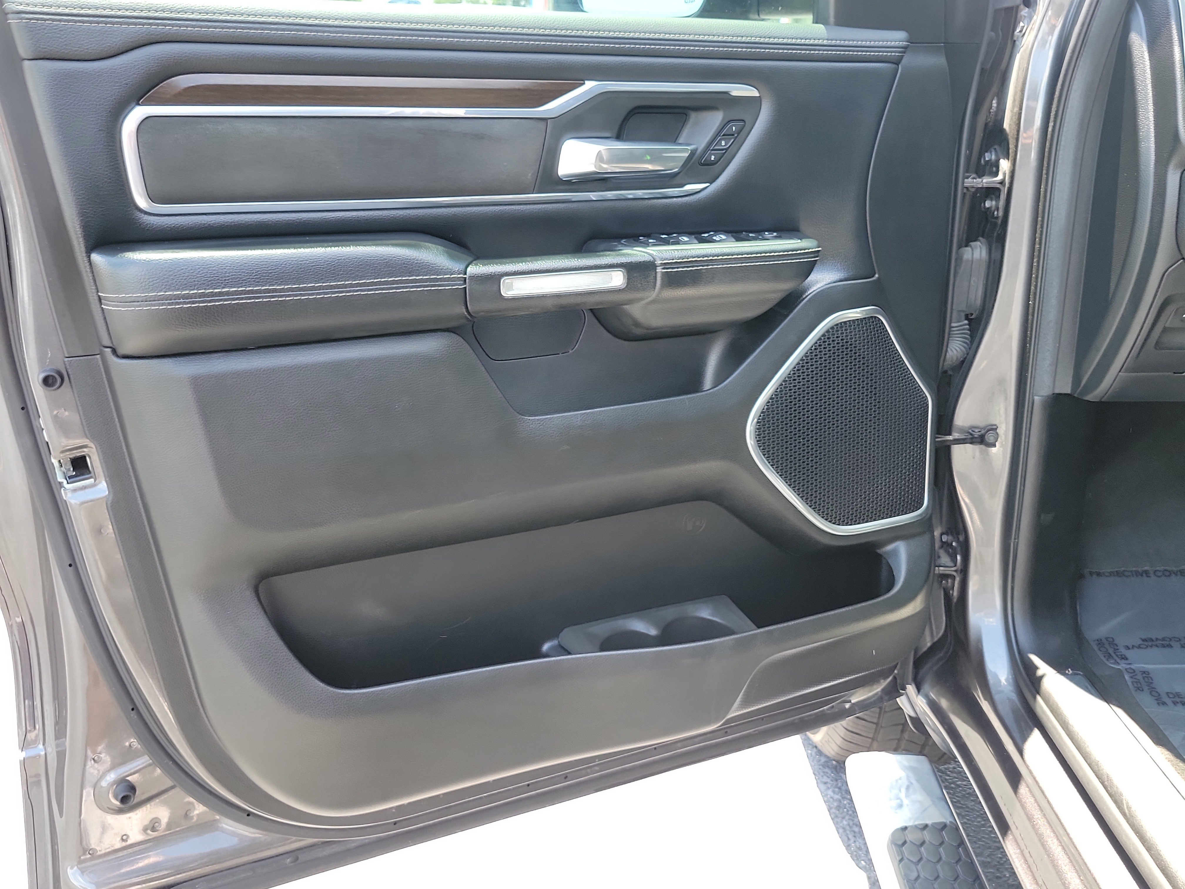 Used 2022 RAM 1500 Laramie AWD/4WD image 19