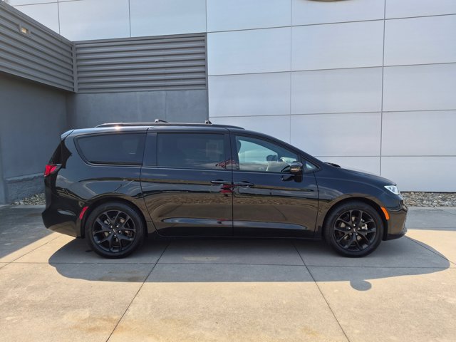Used 2025 Chrysler Pacifica Limited FWD image 3