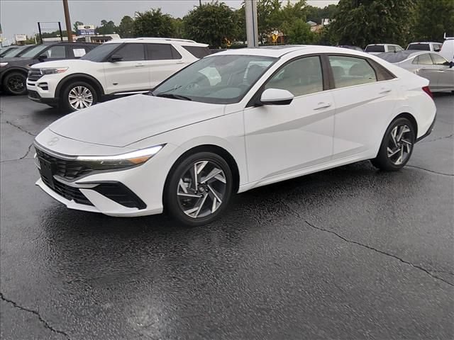 Used 2025 Hyundai Elantra SEL FWD image 8