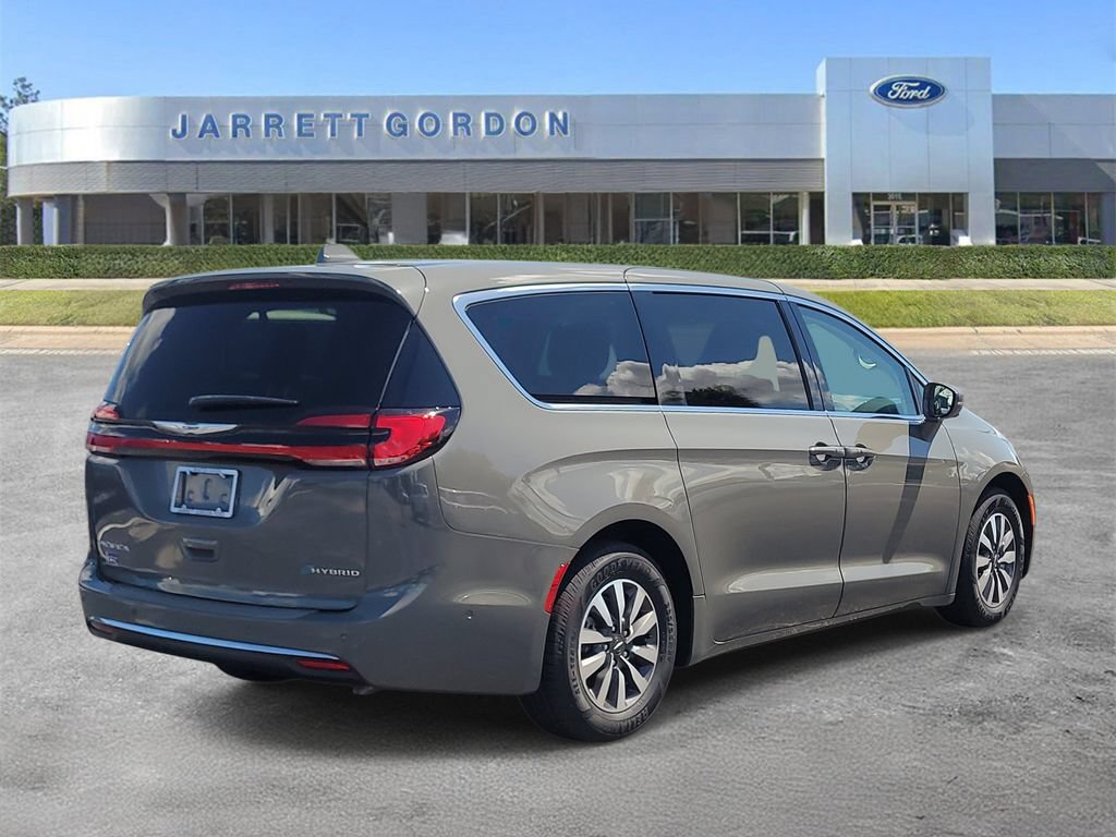 Used 2022 Chrysler Pacifica Touring-L w/ Uconnect Theater Family Group FWD image 4