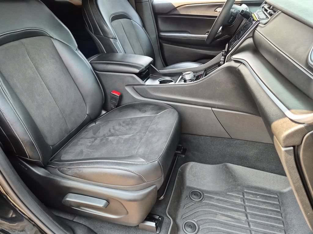 Used 2024 Jeep Grand Cherokee Altitude AWD/4WD image 40