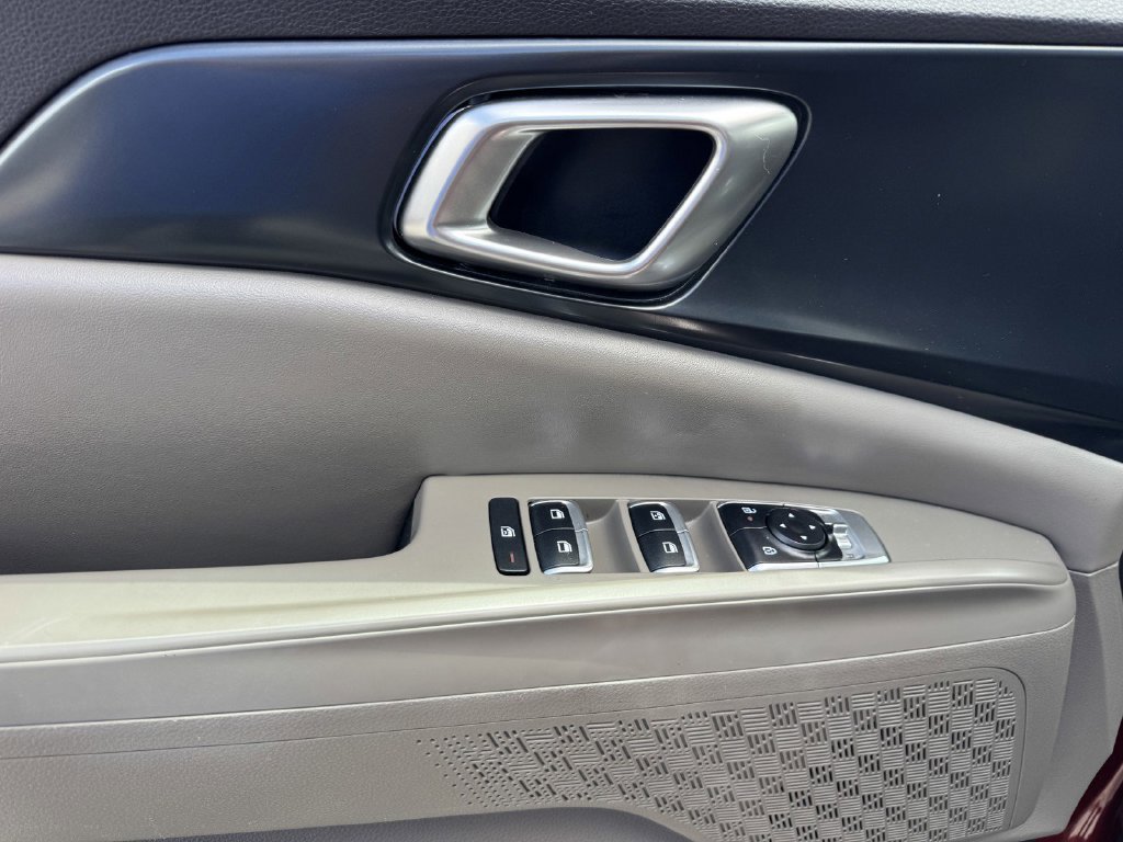 Used 2025 Kia Carnival FWD image 18