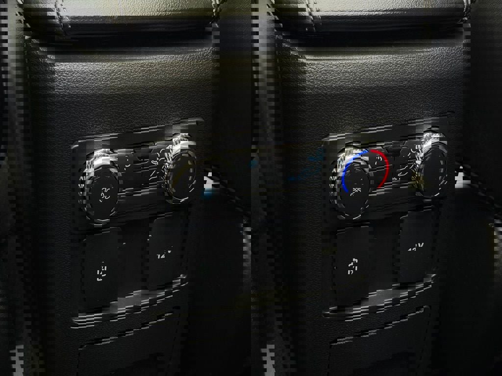 Certified 2022 Ford Explorer XLT w/ Equipment Group 202A image 38