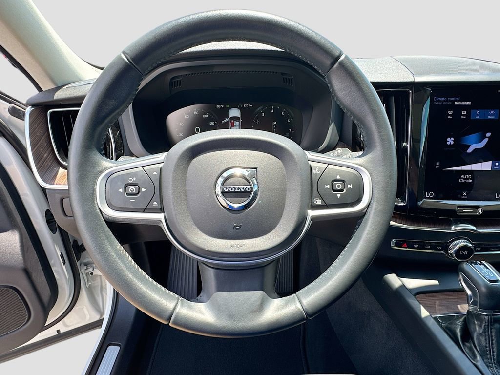 Used 2021 Volvo XC60 T5 Momentum w/ Premium Package FWD image 11