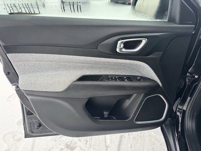 Used 2024 Jeep Compass Latitude image 10