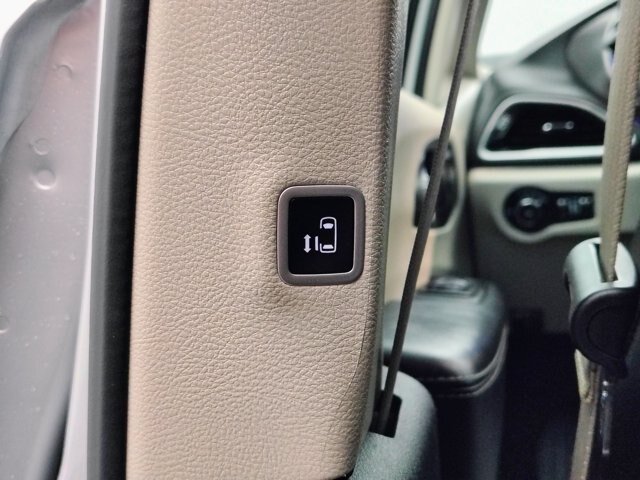 Used 2024 Chrysler Pacifica Touring-L FWD image 24