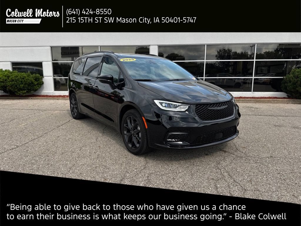 Used 2025 Chrysler Pacifica Limited w/ Trailer Tow Group AWD/4WD image 1