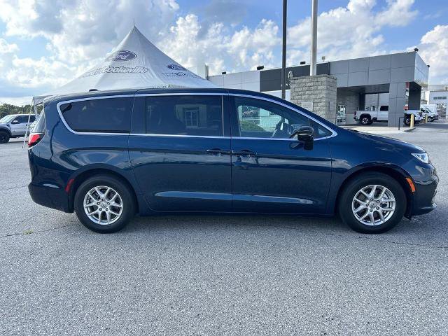 Used 2025 Chrysler Pacifica Select FWD image 3