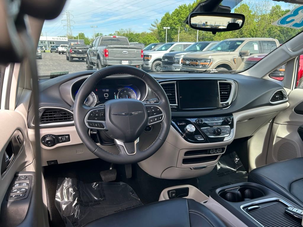 Used 2023 Chrysler Pacifica Touring-L FWD image 14