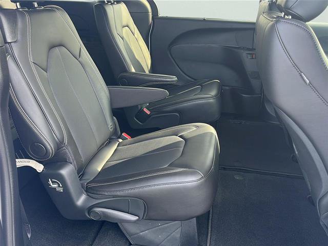 Used 2025 Chrysler Pacifica Select FWD image 13