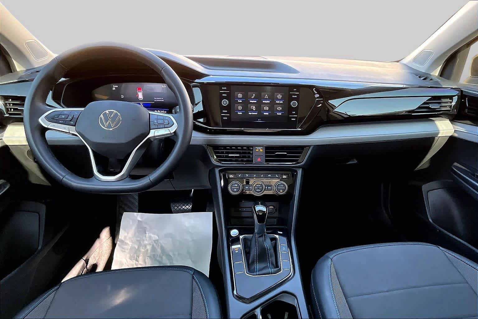 Used 2024 Volkswagen Taos SE w/ MDO Package FWD image 16