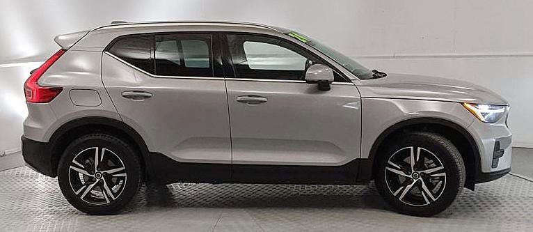 Used 2024 Volvo XC40 B5 Core image 5