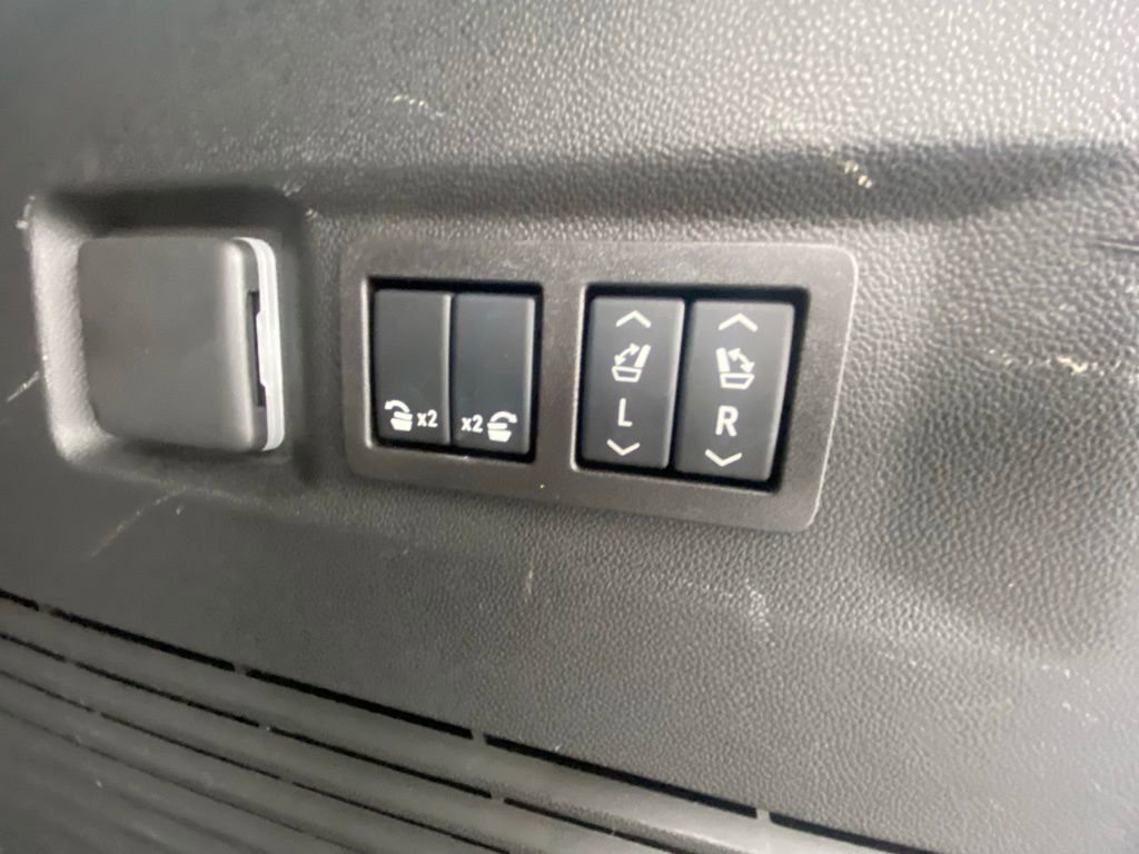 Used 2025 GMC Yukon AT4 Ultimate image 30