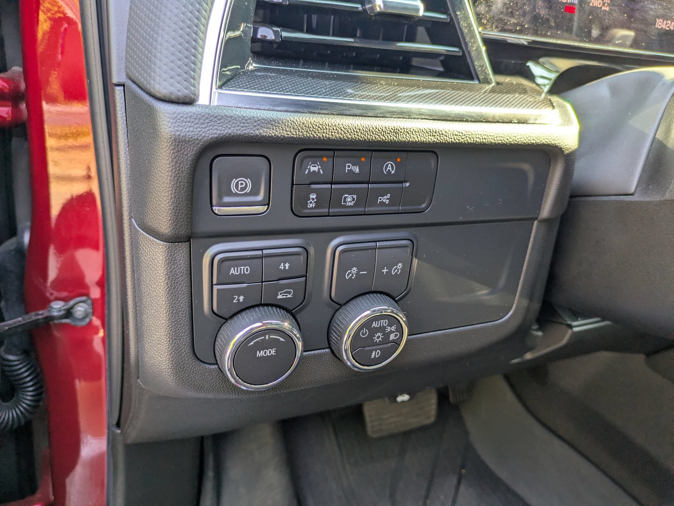 Used 2025 Chevrolet Suburban RST w/ Comfort Package AWD/4WD image 17