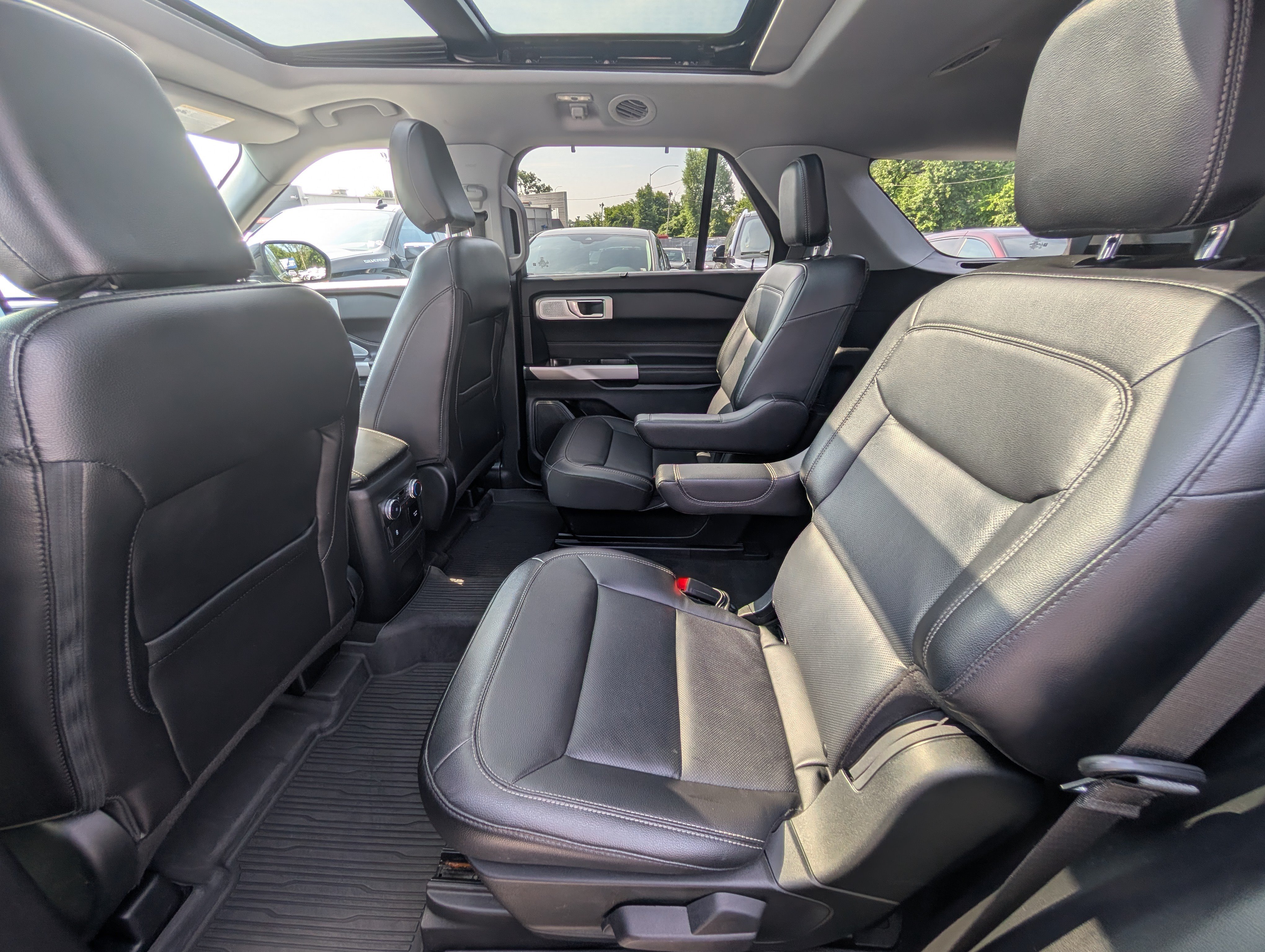 Certified 2022 Ford Explorer Limited w/ Limited Technology Package AWD/4WD image 18