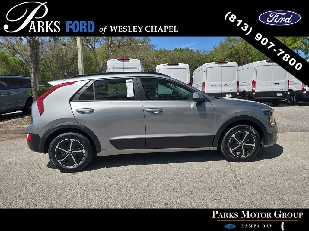 Used 2023 Kia Niro LX image 2