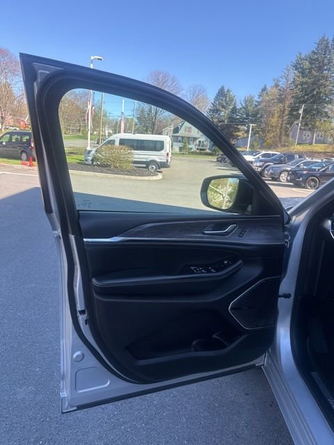 Used 2023 Jeep Grand Cherokee Overland AWD/4WD image 15