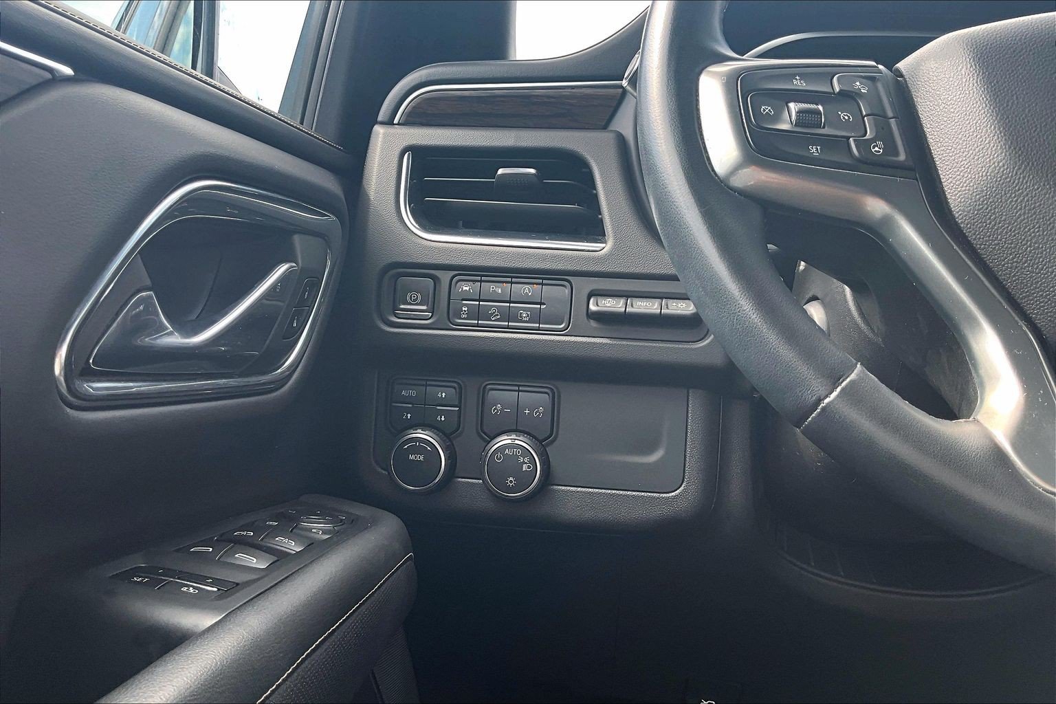 Used 2023 Chevrolet Tahoe Premier w/ Premium Package 2 AWD/4WD image 40