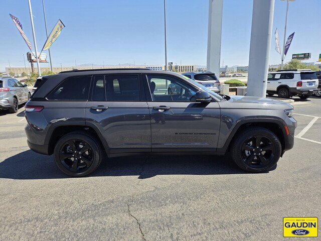 Used 2024 Jeep Grand Cherokee Altitude AWD/4WD image 8