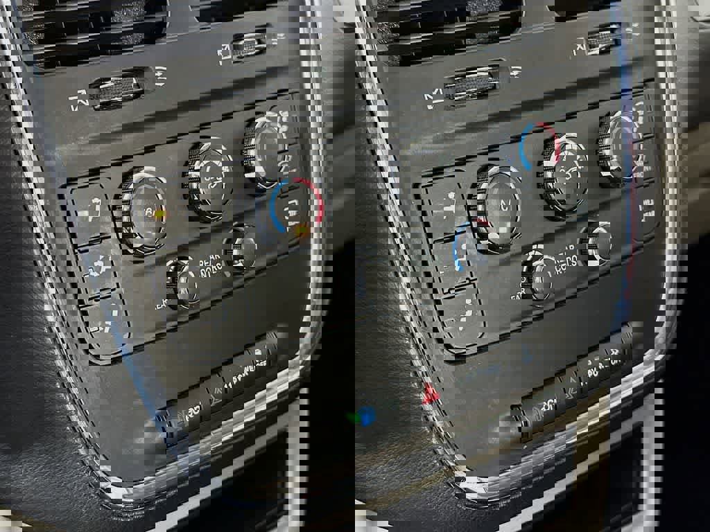 Used 2018 Dodge Grand Caravan SE w/ UConnect Hands-Free Group image 18