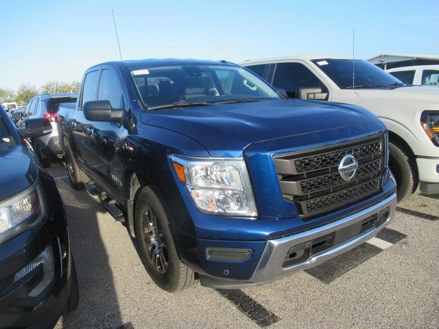 Used 2021 Nissan Titan SV w/ SV Convenience Package image 3