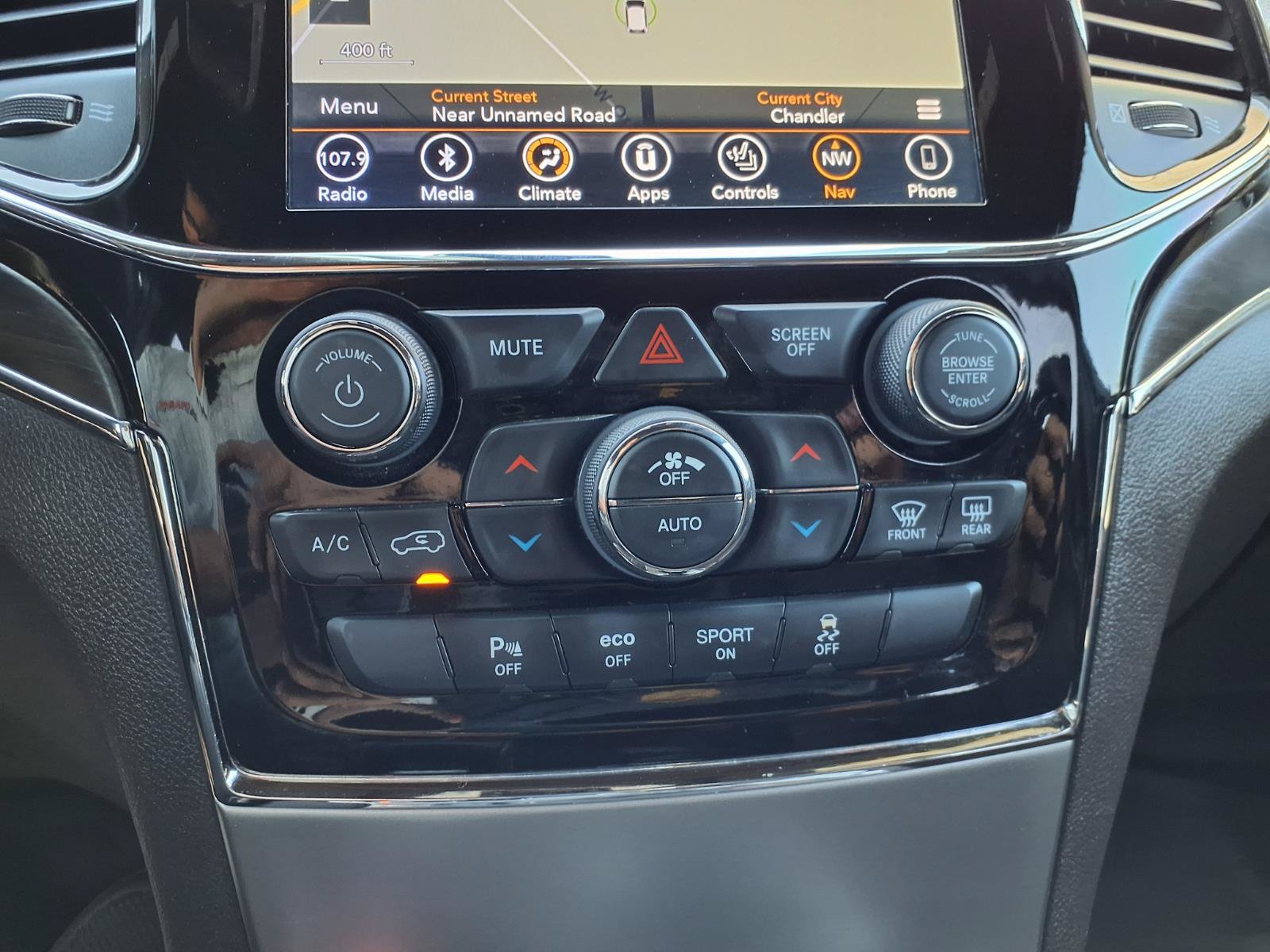 Used 2019 Jeep Grand Cherokee Overland AWD/4WD image 25