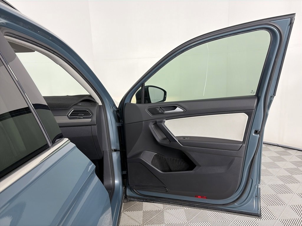 Used 2021 Volkswagen Tiguan SE image 30