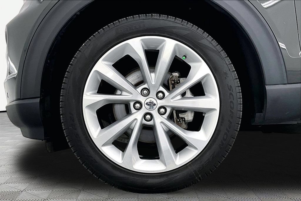 Certified 2024 Ford Explorer Platinum w/ Technology Package AWD/4WD image 9
