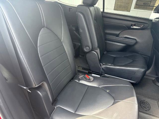 Used 2022 Toyota Highlander XLE FWD image 32
