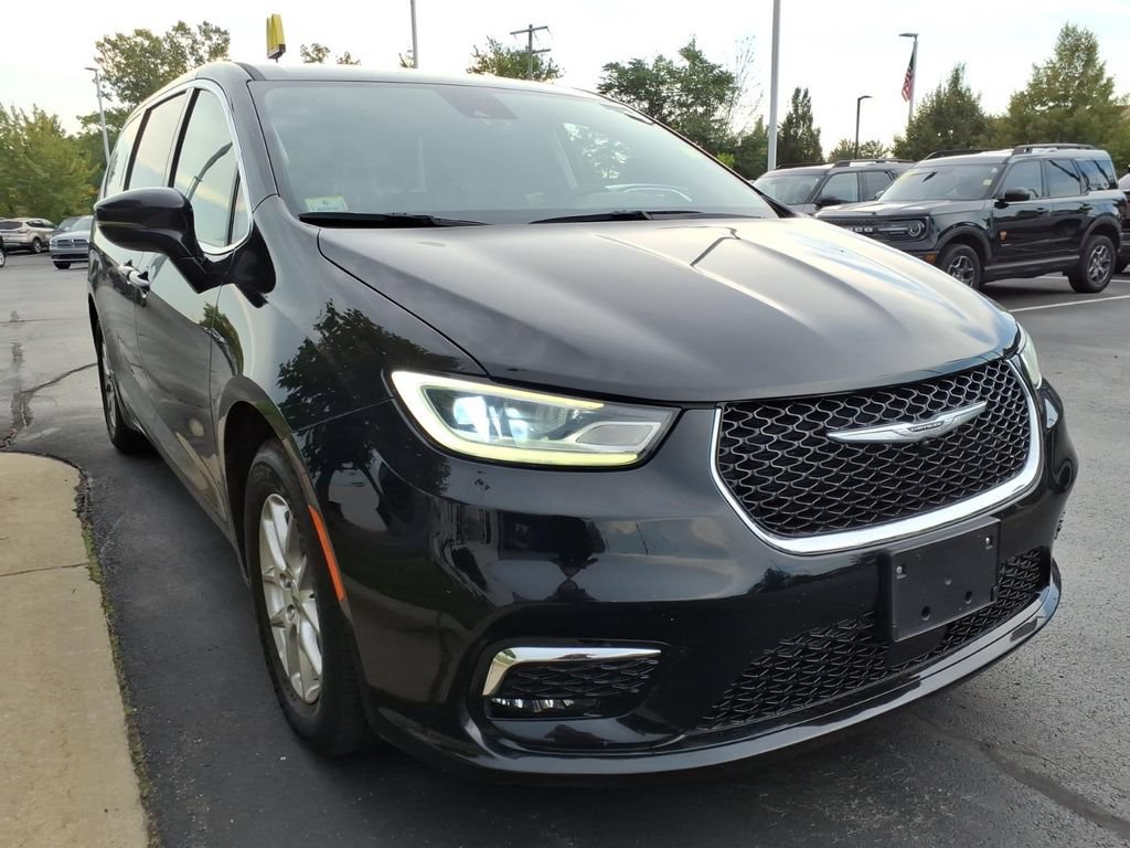 Used 2024 Chrysler Pacifica Touring-L FWD image 3