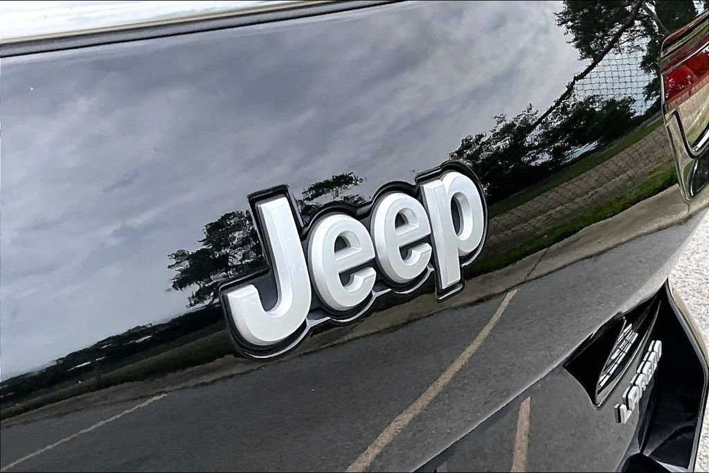 Used 2025 Jeep Grand Cherokee L Laredo AWD/4WD image 32
