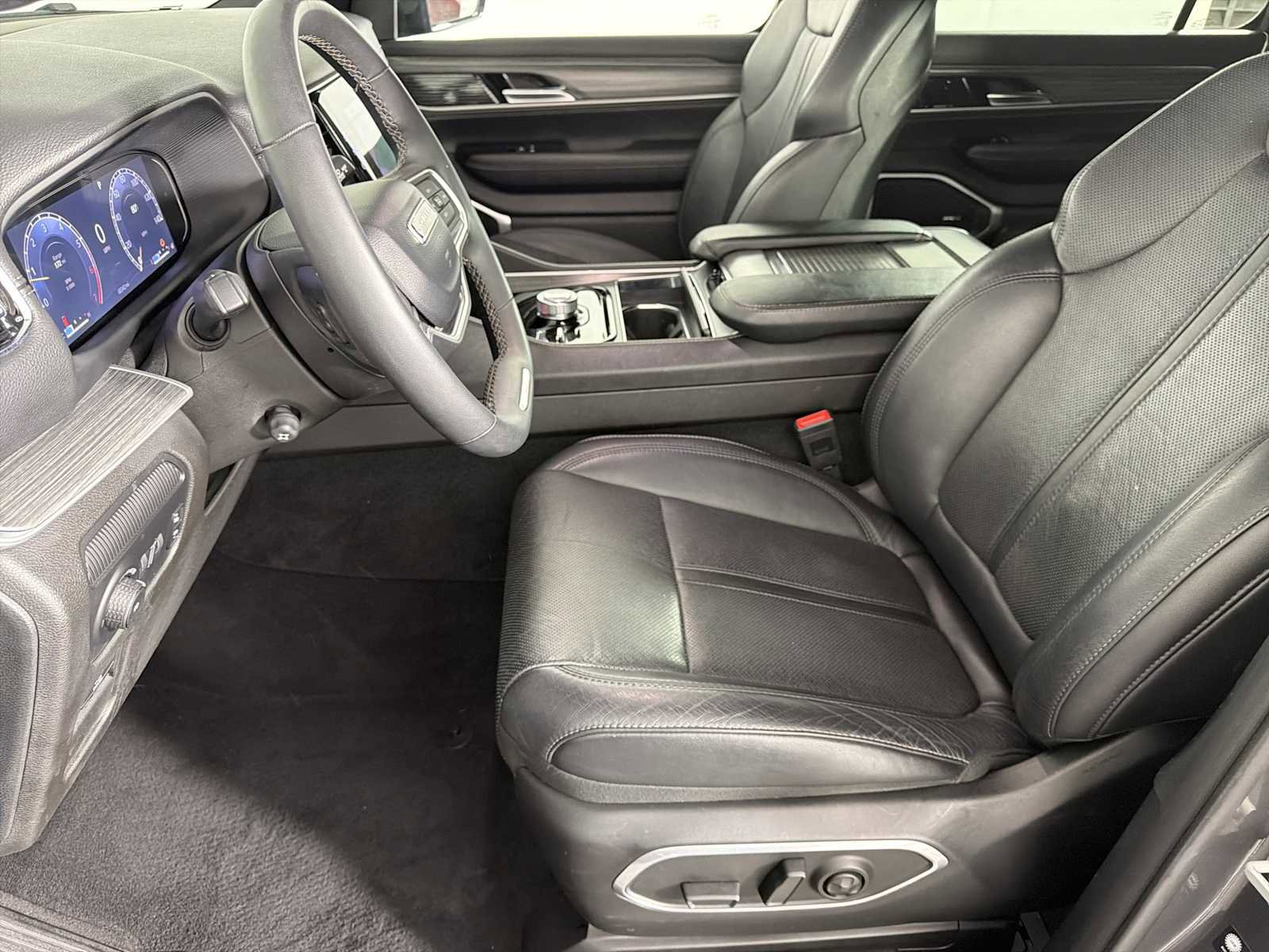 Used 2023 Jeep Wagoneer L Series II AWD/4WD image 8