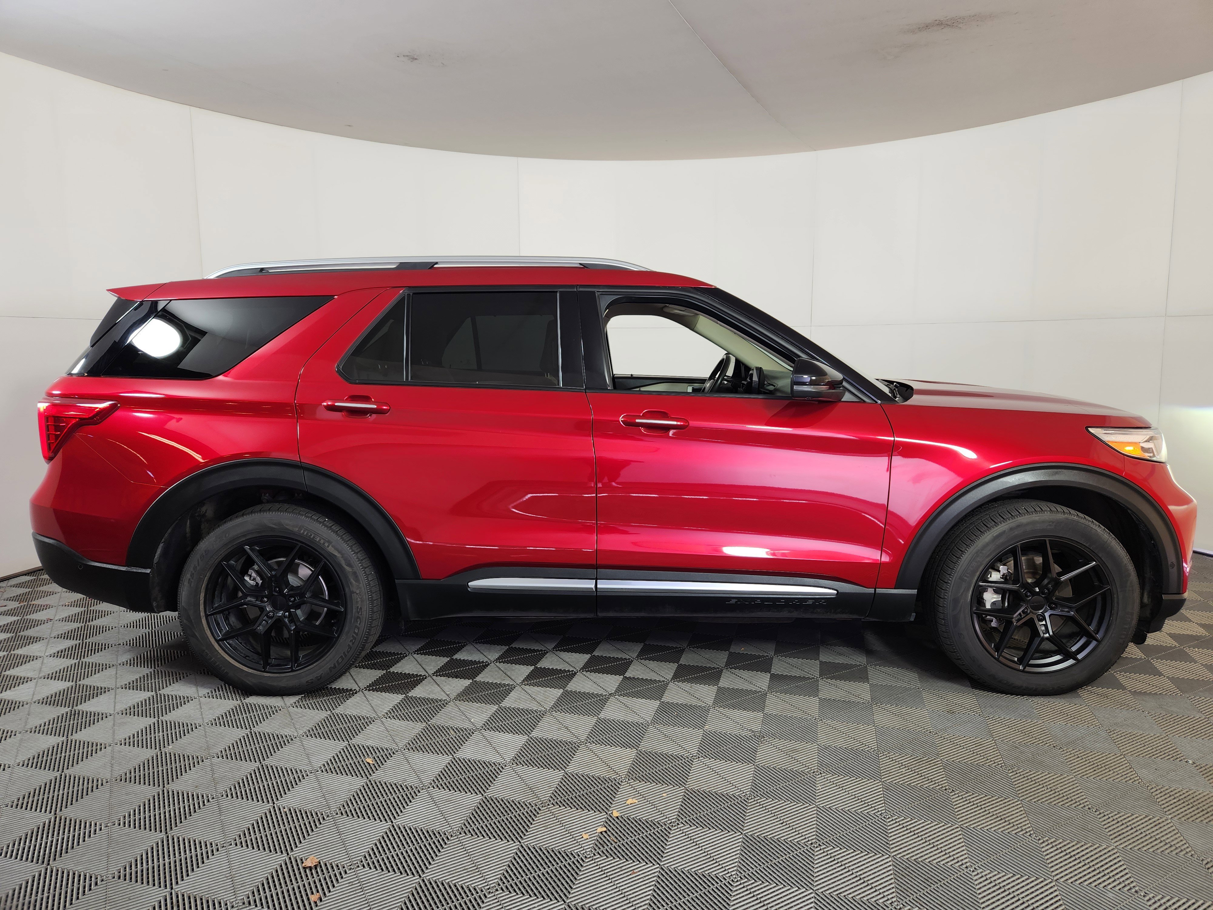 Certified 2022 Ford Explorer Platinum w/ Equipment Group 601A image 8