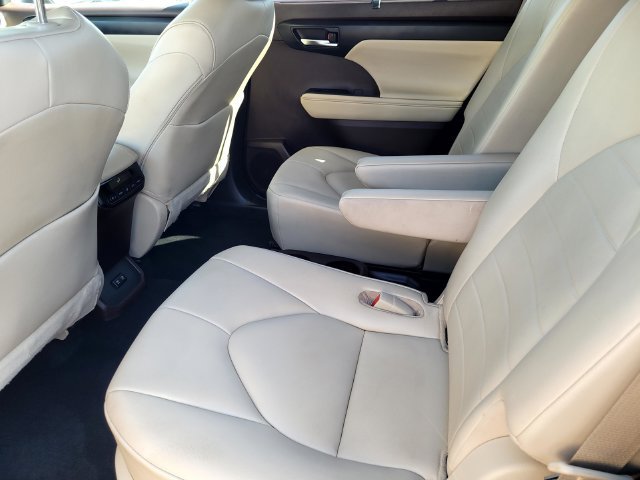 Used 2021 Toyota Highlander XLE AWD/4WD image 13