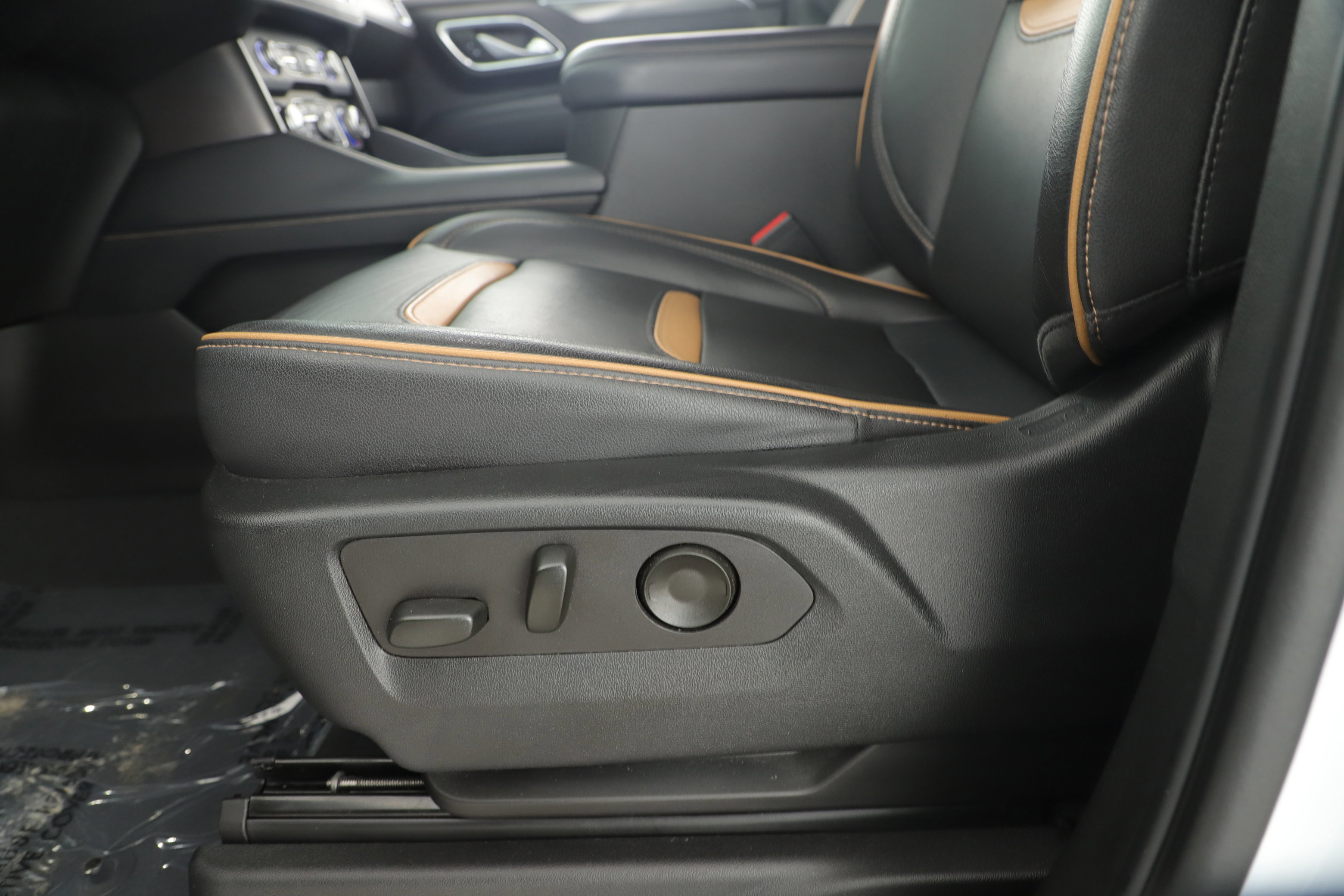 Used 2022 GMC Yukon AT4 w/ Technology Package image 10