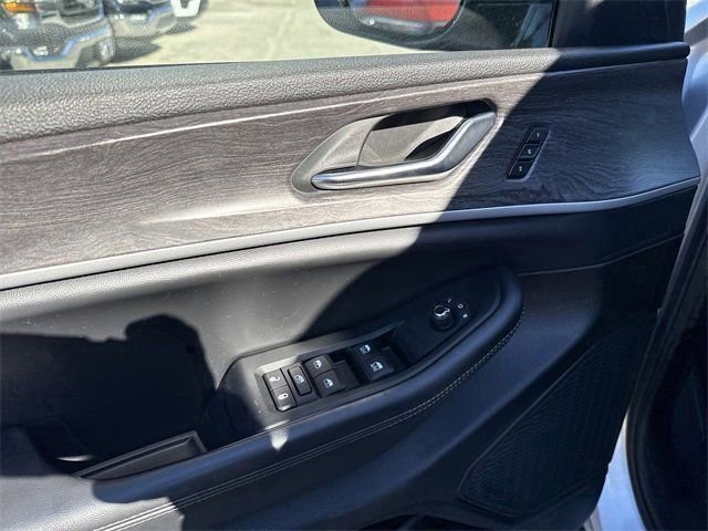 Used 2024 Jeep Grand Cherokee Limited image 24