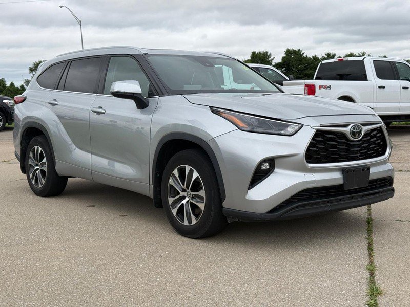 Used 2022 Toyota Highlander XLE AWD/4WD image 8