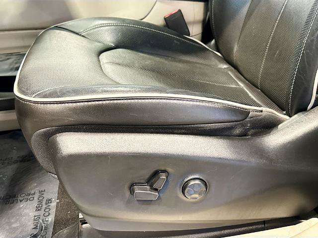 Used 2023 Chrysler Pacifica Limited image 17