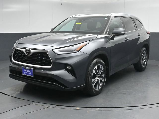 Used 2021 Toyota Highlander XLE AWD/4WD image 3