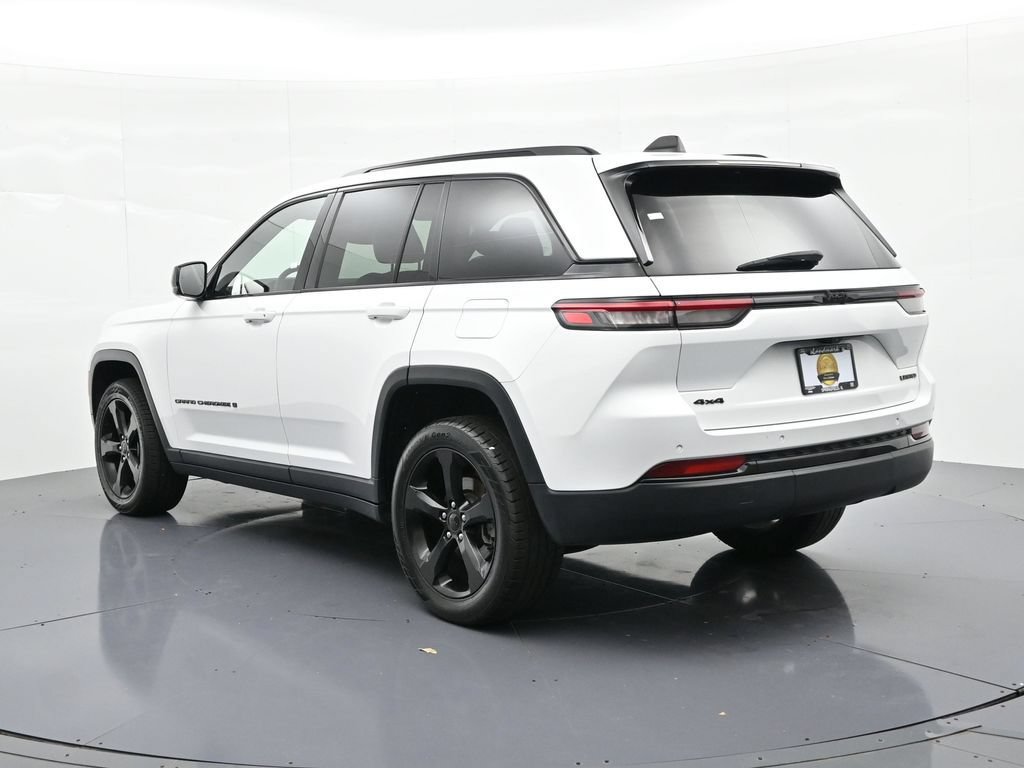 Used 2023 Jeep Grand Cherokee Limited w/ Black Appearance Package AWD/4WD image 4