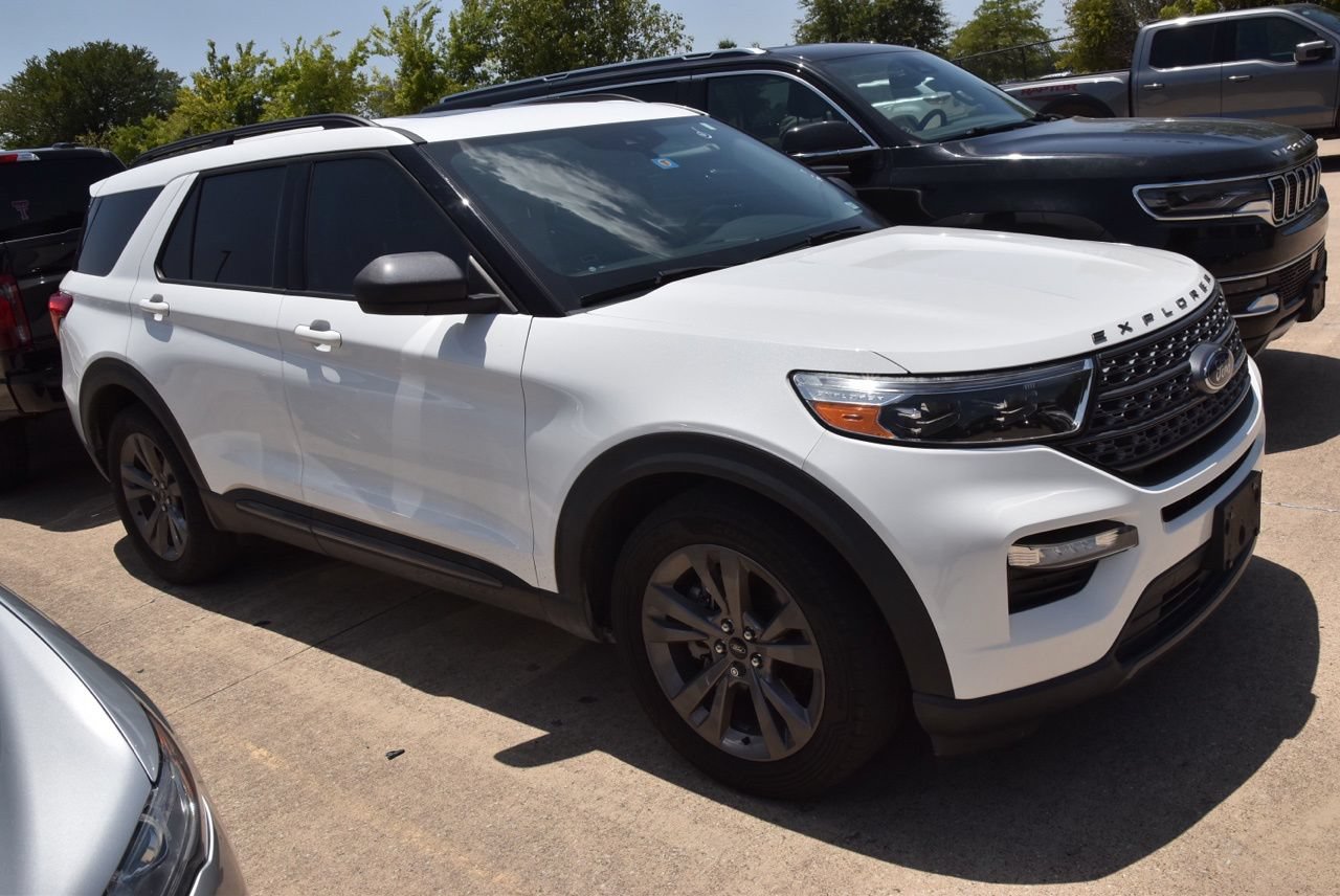 Certified 2021 Ford Explorer XLT w/ Equipment Group 202A RWD image 3