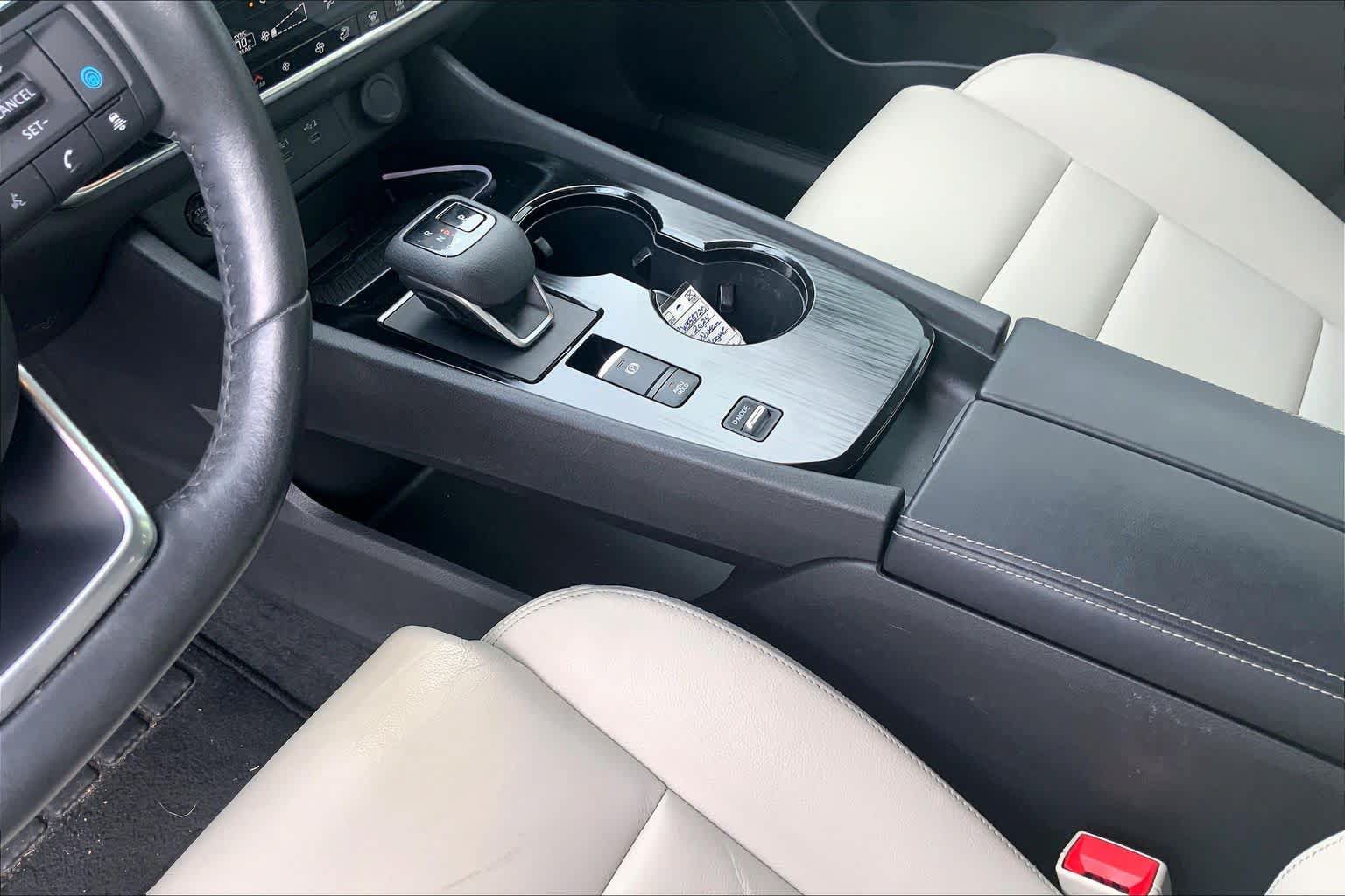 Used 2024 Nissan Rogue SL w/ SL Premium Package FWD image 17