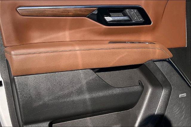 Used 2025 Chevrolet Suburban High Country RWD image 22