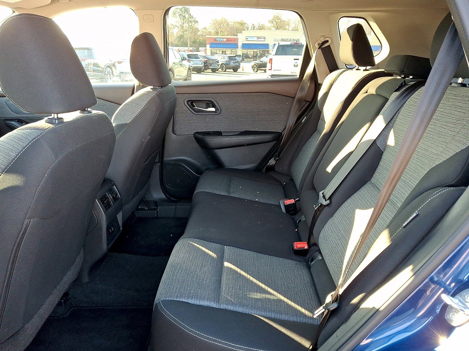 Used 2023 Nissan Rogue SV image 9