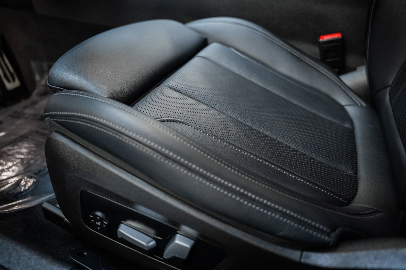 Used 2023 BMW 330i xDrive Sedan w/ M Sport Package image 40