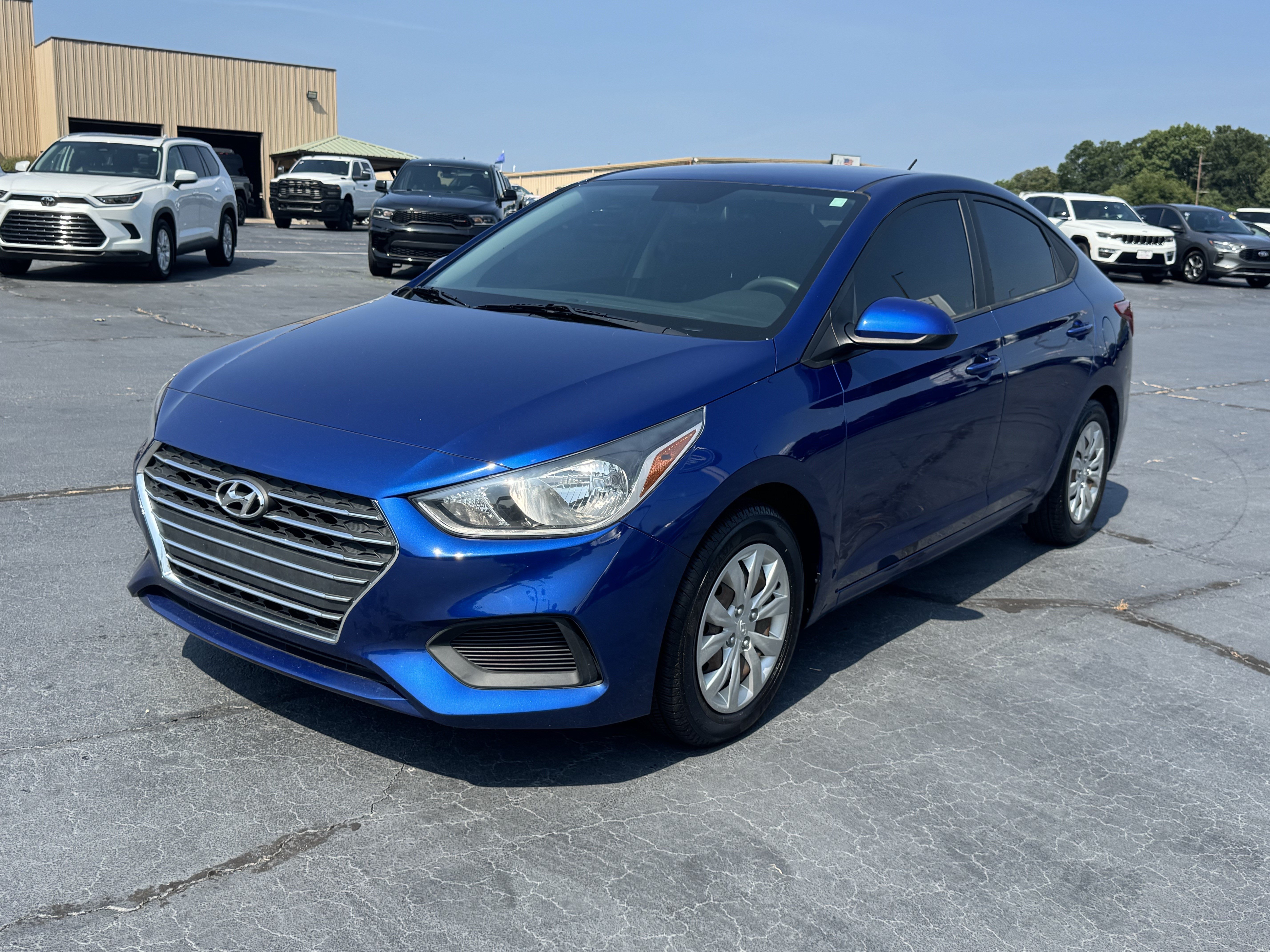 Used 2022 Hyundai Accent SE w/ Cargo Package FWD image 2
