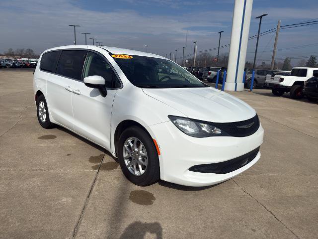 Used 2023 Chrysler Voyager LX FWD image 5