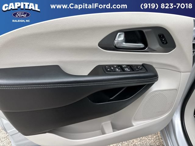 Used 2024 Chrysler Pacifica Touring-L FWD image 19